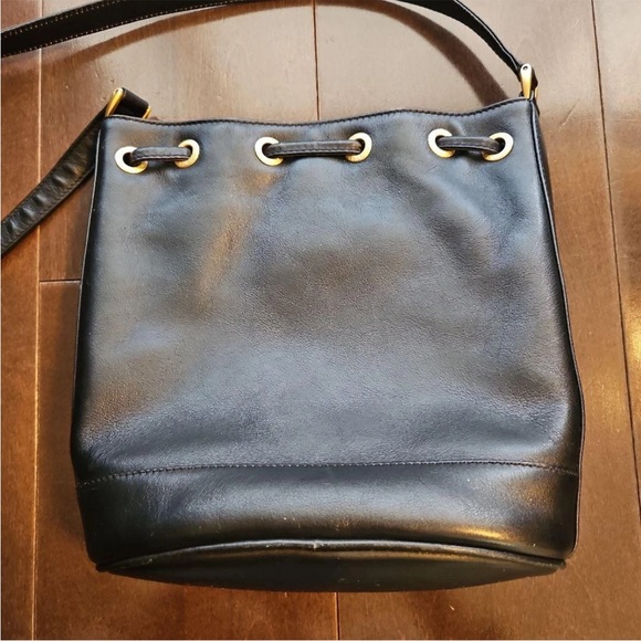 Gucci Black Leather Shoulder Bag with Gold Hardware - Picture 2 of 16